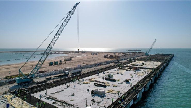 Mısır’ın doğusundaki Süveyş Körfezi’nde sondaj gemisi alabora oldu