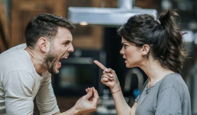 Zehirli kıskançlığın 9 belirtisi: İlişki dinamiğini altüst ediyor