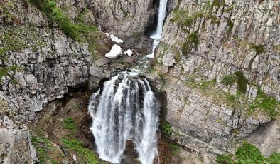 Artvin’in saklı güzelliği: Bazgiret Şelalesi en coşkulu döneminde