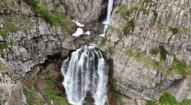 Artvin’in saklı güzelliği: Bazgiret Şelalesi en coşkulu döneminde