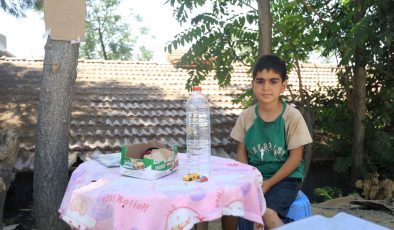 Yaşı küçük diye sanayiye almadılar: Su satarak bisiklet parasını biriktiriyor