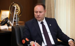 Öztürkler: Türkiye’nin iç huzuru ve güvenliği, KKTC’nin savunma ve altyapı alanlarında daha hızlı ilerlemesini sağlıyor