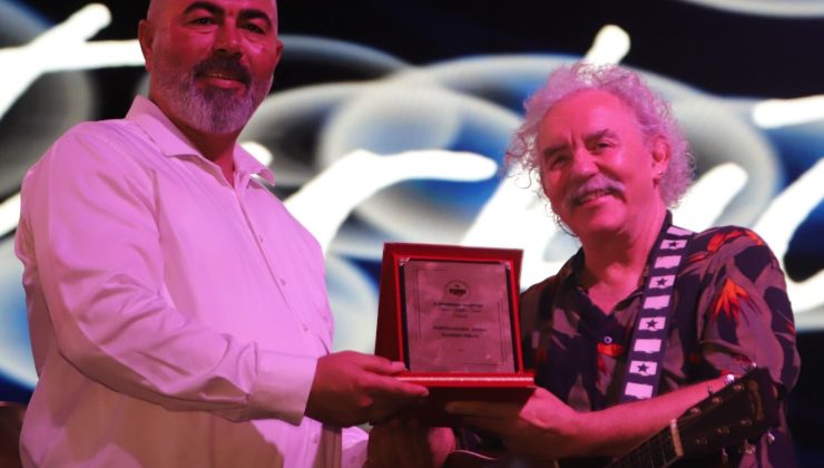 11. Patates Festivali ve 8. Uluslararası Halk Dansları Festivali devam ediyor..  Festivalde dün akşam Yeni Türkü sahne aldı