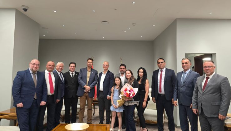 İngiltere milletvekili Afzal Khan, Ercan Havalimanı’ndan ülkeye geldi