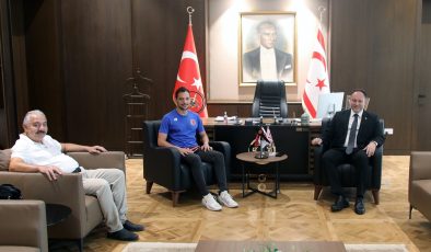 Öztürkler, milli yüzücü Doğukan Ulaç’ı tebrik etti