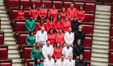 İtalya’da muhalefet vekilleri, parlamentoya Filistin bayrağının renklerini taşıyan kıyafetlerle girdi