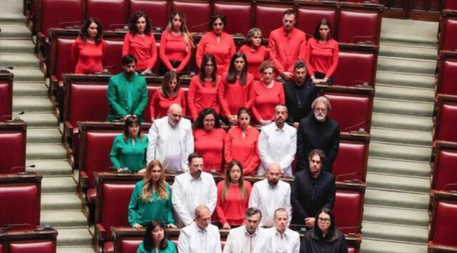 İtalya’da muhalefet vekilleri, parlamentoya Filistin bayrağının renklerini taşıyan kıyafetlerle girdi