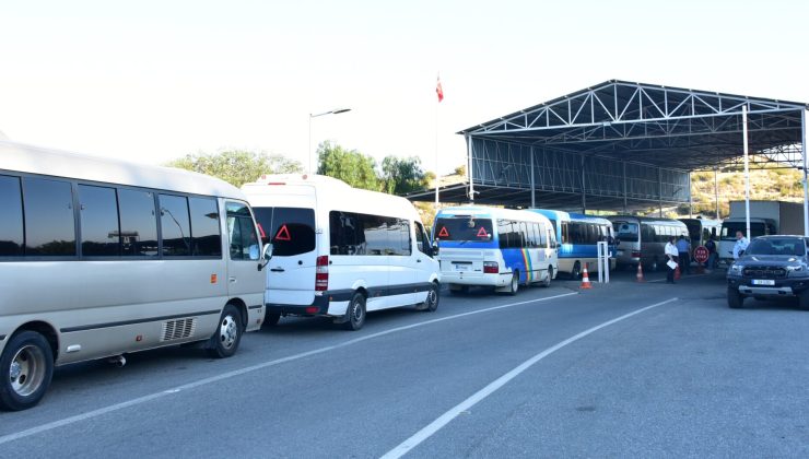 Erenköy kafilesi sınır kapısında engelle karşılaştı… Yeşilırmak Sınır Kapısı’nda bir süre bekletilen kafile, kara yoluyla Erenköy’e hareket etti
