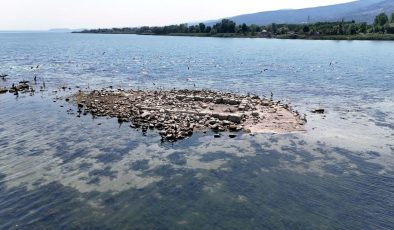 Sapanca Gölü’nde sular çekilince tarihi kilise ortaya çıktı