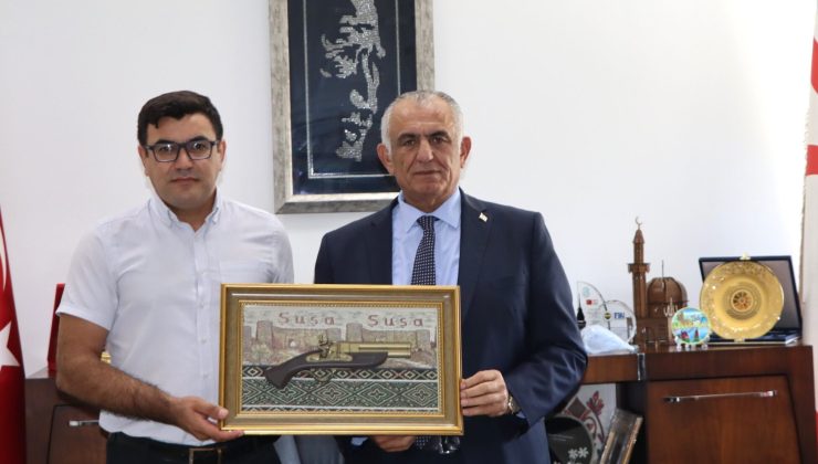 Bakan Çavuşoğlu, Kıbrıs -Azerbaycan Diaspora Merkezi Yönetim Kurulu Başkanı Dinyev’i kabul etti