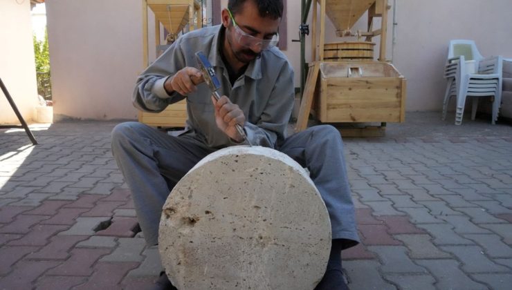 Yüzyıllık granit taş değirmen geleneğini sürdürüyor: ”Bu hale gelmesi 1 ayımızı alıyor”