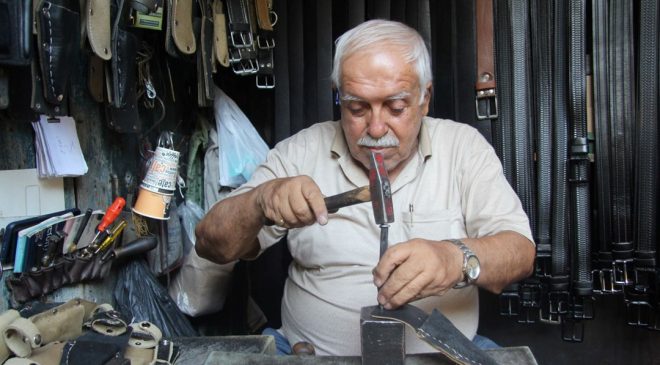 60 yıldır baba mesleğini yaşatıyor: Sığır derisinden kılıflar yapıyor