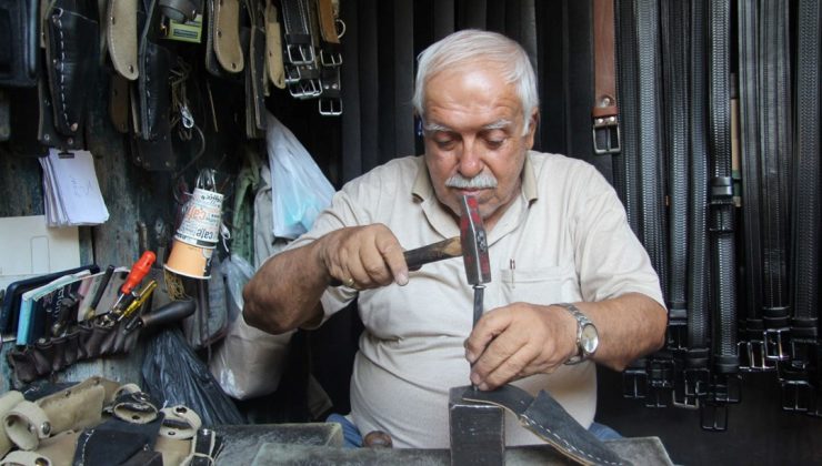 60 yıldır baba mesleğini yaşatıyor: Sığır derisinden kılıflar yapıyor