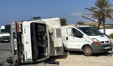 İki kamyonet çarpıştı