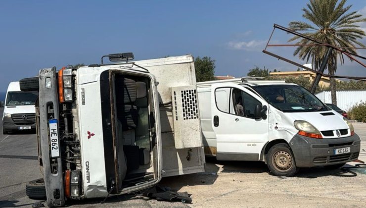 İki kamyonet çarpıştı