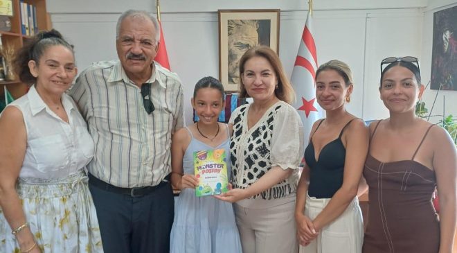 Şair Esen Şafak ve ailesi, Şirin Zaimağaoğlu’na Monster Poetry isimli kitabı takdim etti