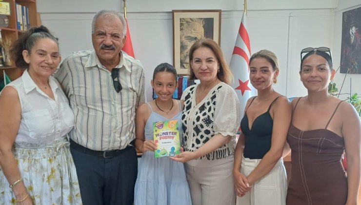 Şair Esen Şafak ve ailesi, Şirin Zaimağaoğlu’na Monster Poetry isimli kitabı takdim etti
