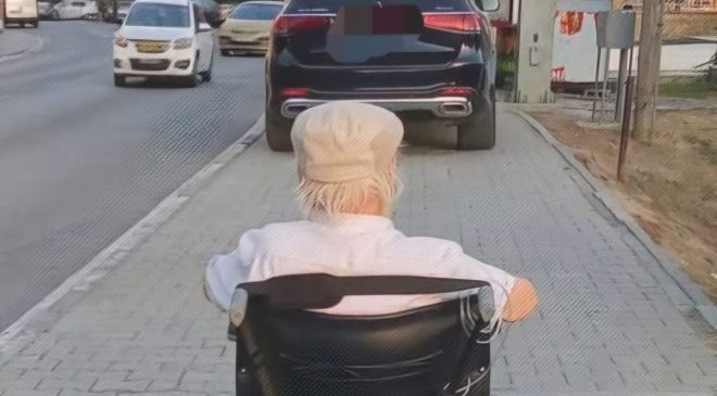 Kaldırıma park ederek geçişe engel olan sürücü rapor edildi
