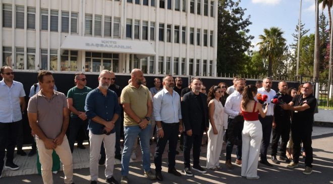 Kamuda yetkili beş sendika Başbakanlık’a siyah çelenk bıraktı