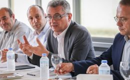 Erhürman, bir grup ekonomistle bir araya geldi