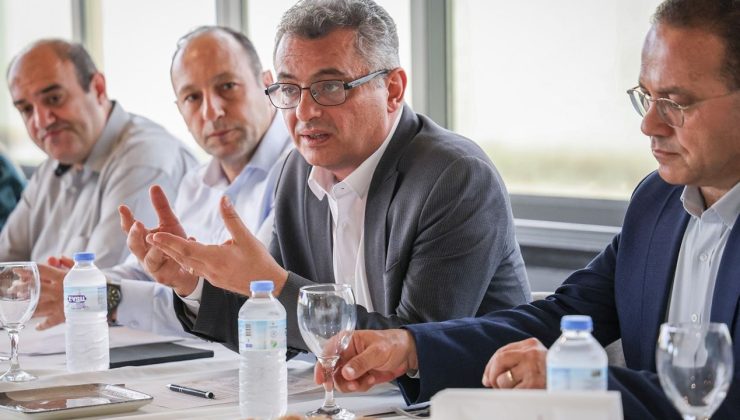 Erhürman, bir grup ekonomistle bir araya geldi