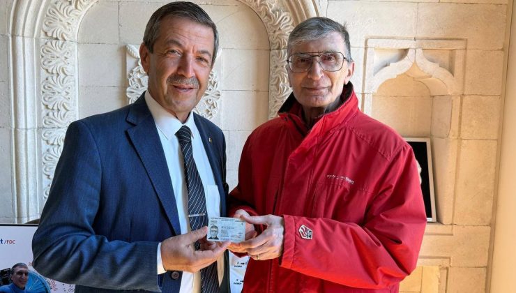 Dışişleri Bakanı Tahsin Ertuğruloğlu Aziz Sancar’a KKTC kimlik kartını takdim etti