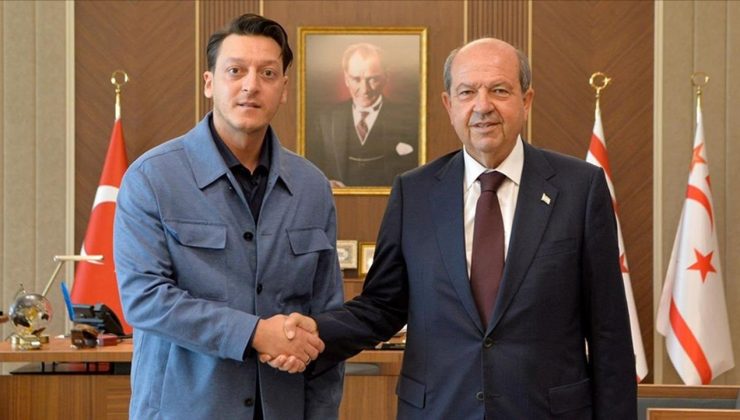 Eski futbolcu Mesut Özil Cumhurbaşkanı Tatar’ı ziyaret etti