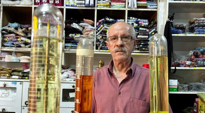 50 yıllık kolonyacı, 15 metrekarelik dükkanında mesleğini yaşatıyor