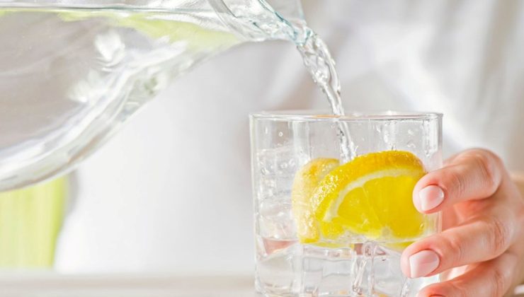 Doktor 8 bilinmeyen etkiyi açıkladı: Limonlu su tüketince vücudunuza neler olur?