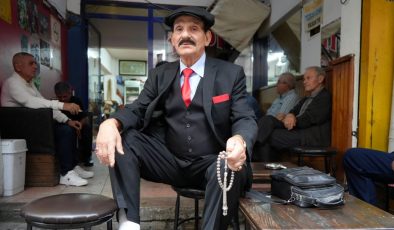 71 yaşındaki “yürüyen Çarşamba”: 50 yıldır yöresel giysi ile geziyor