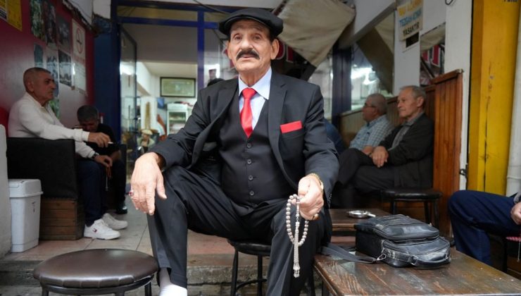 71 yaşındaki “yürüyen Çarşamba”: 50 yıldır yöresel giysi ile geziyor