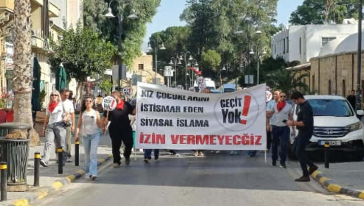 Anayasa Mahkemesi’nin kararı Mahkemeler önünde alkışlarla karşılandı