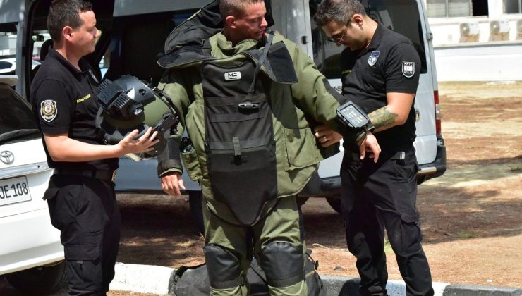 Bomba imha uzmanlarının hayatları adeta fünyenin ucunda