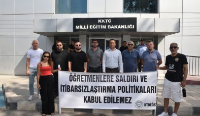 Öğretmenlerden siyah çelenkli protesto