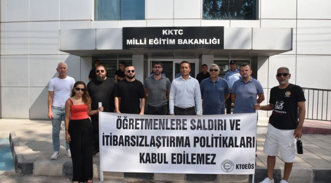 Öğretmenlerden siyah çelenkli protesto