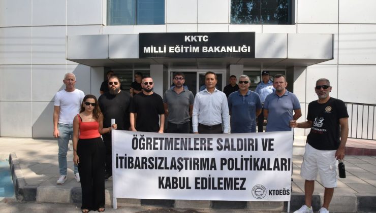 Öğretmenlerden siyah çelenkli protesto