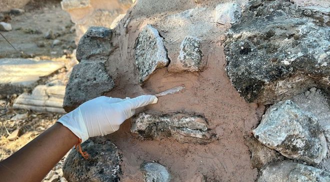 Alexandria Troas Antik Kenti’ndeki podyumlu salon yeniden ayağa kaldırılıyor