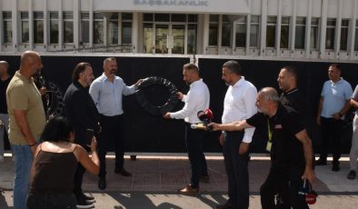 Üstel’e siyah çelenkli protesto