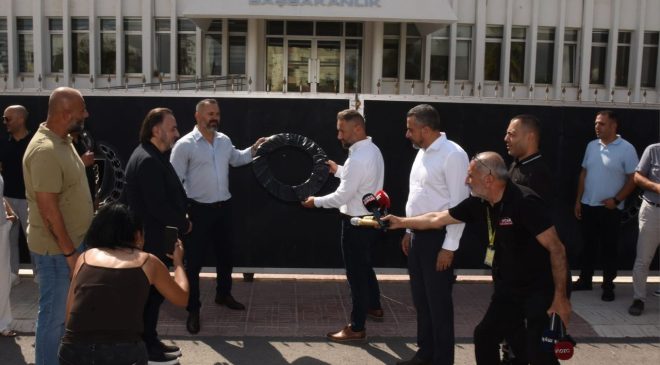 Üstel’e siyah çelenkli protesto