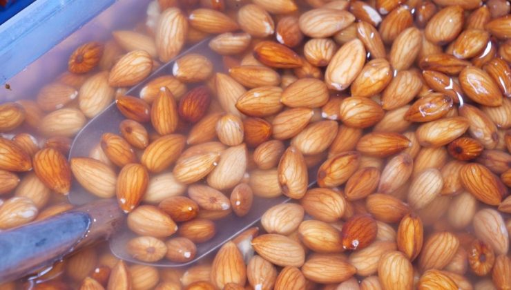 Bademi böyle tüketmek faydasını katlıyor:  İşte etkisini artıran yöntem