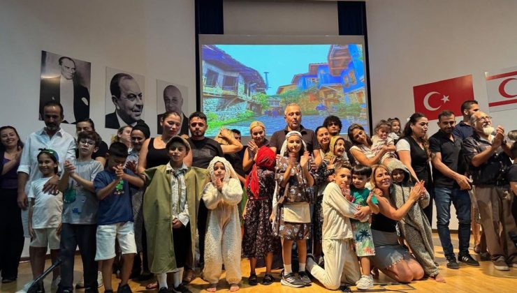 Miniklerden başarılı tiyatro gösterisi