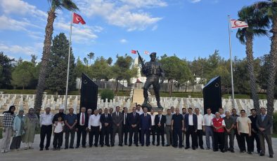 Moral ve beraberindeki heyet, Dr. Fazıl Küçük ve Kurucu Cumhurbaşkanı Rauf Raif Denktaş’ın anıt mezarı ile Boğaz Şehitliği’ni ziyaret etti