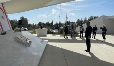 Cumhurbaşkanı Erhürman, Kurucu Cumhurbaşkanı Rauf Raif Denktaş’ın Anıt Mezarı’na çelenk sundu