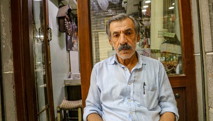 4 metrekarelik dükkanda yarım asırdır antika saatleri tamir ediyor