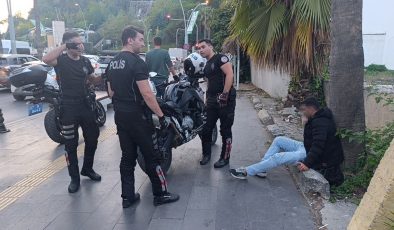 Polisleri görünce elini öptü: Baygın halde durakta bulundu