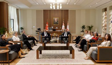 Erhürman, Kemal Saraçoğlu Lösemili Çocuklar ve Kanserle Savaş Vakfı heyetini kabul etti