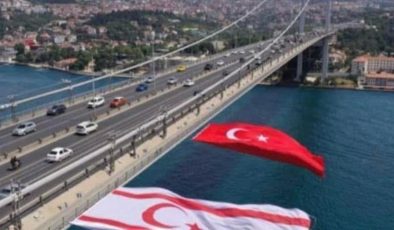 KKTC’nin kuruluş yıl dönümünde 15 Temmuz Şehitler Köprüsü’ne KKTC bayrağı asıldı