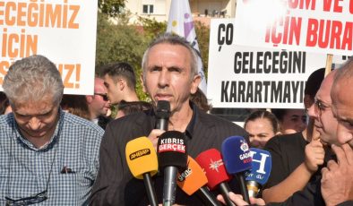 Lefke Gazi Lisesi velileri ve öğrencileri Başbakanlık önünde eylem yapıyor