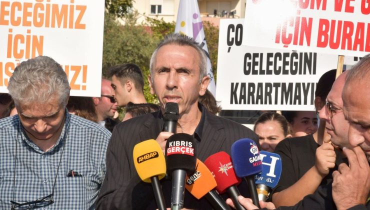 Lefke Gazi Lisesi velileri ve öğrencileri Başbakanlık önünde eylem yapıyor