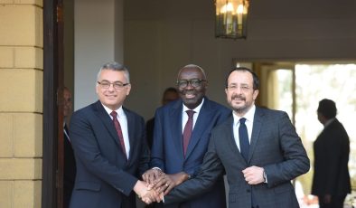 Erhürman – Hristodulidis görüşmesi başladı